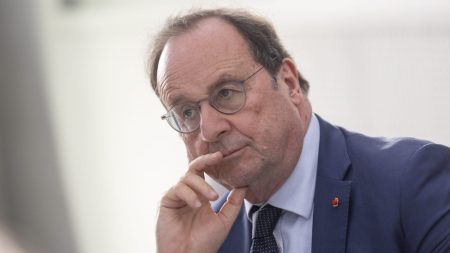 François Hollande votera la motion de censure contre le gouvernement de Michel Barnier