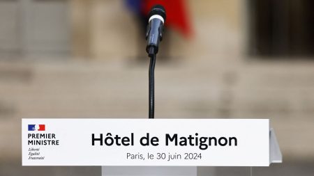 Édito



  

    
      
    
      

  

  
    Recherche d’un nouveau Premier ministre : se dirige-t-on vers une cohabitation ou une coalition ?

          Le dénouement approche dans la quête d'un Premier ministre. Emmanuel Macron, qui pourrait procéder à cette nomination mardi, est à la recherche d'un chef du gouvernement qui puisse ne pas faire l'objet d'une censure immédiate à l'Assemblée nationale.