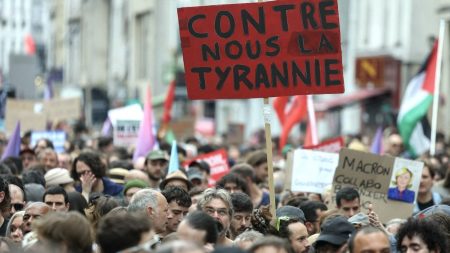 Les manifestations contre Michel Barnier et Emmanuel Macron ont rassemblé 110 000 personnes en France selon le ministère de l'Intérieur, 300 000 selon La France insoumise