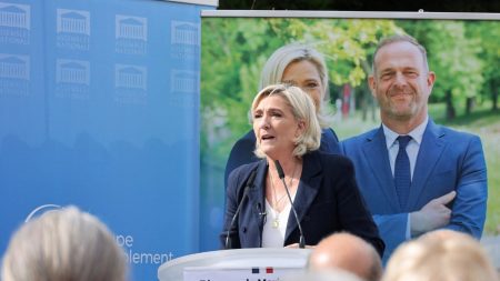Édito



  

    
      
    
      

  

  
    Nomination de Michel Barnier à Matignon : le rôle d'arbitre que peut jouer le Rassemblement national

          Le Rassemblement national, a fait savoir qu'il entendait plus que jamais se poser au centre du jeu. Dans son discours à Hénin-Beaumont, dimanche, Marine Le Pen a alterné bons points à Michel Barnier et mises en garde.