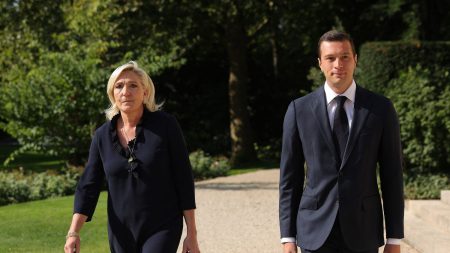 Nomination du Premier ministre : Macron et la menace d’une motion de censure du RN et NFP Édito
Recherche d'un nouveau Premier ministre : comment le Rassemblement national pèse sur la nomination du chef du gouvernement ?
Emmanuel Macron doit toujours annoncer le nom du prochain Premier ministre. Un véritable casse-tête en raison de la crainte de devoir d'emblée faire face à une motion de censure soutenue par le RN et le Nouveau Front populaire.