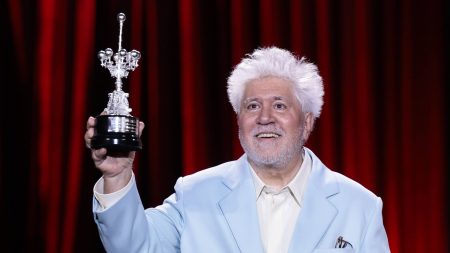 Pedro Almodóvar reçoit "ému aux larmes" le prix d'honneur du festival de Saint-Sébastien