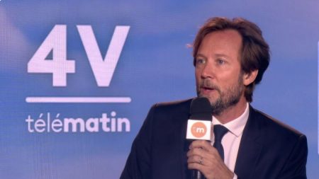 Premier ministre recherché : Vallaud critique le comportement du président Recherche d'un nouveau Premier ministre : "L'anomalie est dans le comportement du président de la République", assure Boris Vallaud