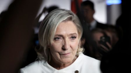 Édito



  

    
      
    
      

  

  
    Procès des assistants parlementaires : Le RN est-il devenu un parti comme les autres ?
          La justice soupçonne le parti d'extrême droite d’avoir eu recours à des emplois fictifs au Parlement européen de 2004 à 2016. Une affaire qui plombe l'image d'intégrité que veut se donner le Rassemblement national.