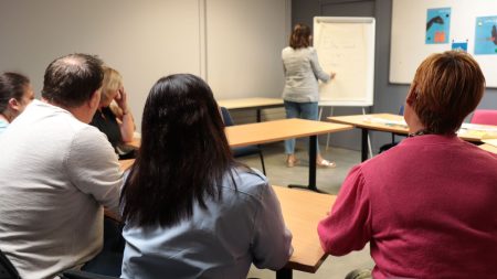 le dernier publié



  

    
      
    
    
    "Ça ne fait pas de mal de prendre un peu de recul sur nos choix éducatifs" : immersion dans un stage de responsabilité parentale

          La responsabilité parentale a animé les débats, notamment quand Gabriel Attal entendait développer les stages de responsabilité pour les parents défaillants ou violents. En réalité, ils existent déjà depuis 2007. Reportage dans l'un d'eux, au sein de l'association "La Sauvegarde du Nord".
    
    
          Diffusé le 04/09