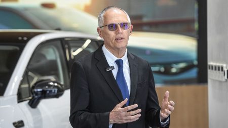 Stellantis : Carlos Tavares s’oppose au report des règles européennes sur les émissions de CO2 Automobile : le patron de Stellantis s'oppose à un report des règles européennes sur les émissions de CO2
Alors que le marché des voitures électriques n'est pas au meilleur de sa forme, un lobby européen a demandé un report de deux ans des objectifs CO2 prévus en 2025. Carlos Tavares, PDG de Stellantis, s'y est vivement opposé dimanche.