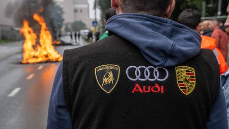 Syndicats belges de l’automobile protestent contre les suppressions d’emploi annoncées Reportage
"On n'a pas demandé ce désastre" : les syndicats belges de l'industrie automobile manifestent contre les suppressions d'emploi annoncées