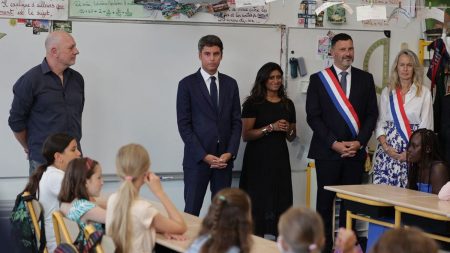 Vidéo : Un élève demande à Gabriel Attal qui sera le Premier ministre lors de la rentrée scolaire Vidéo
Rentrée scolaire : "Est-ce que vous savez qui sera le Premier ministre ?", demande un élève à Gabriel Attal