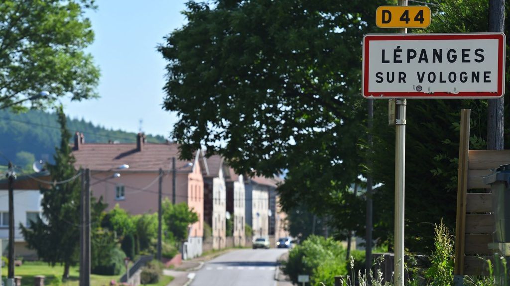 le dernier publié



  

    
      
    
    
    "Stop au Lépanges bashing" : 40 ans après le meurtre du petit Grégory, les habitants de Lépanges-sur-Vologne veulent tourner la page

          Alors que les 40 ans de l’affaire Grégory approchent, les habitants de la commune de Lépanges-sur-Vologne, dans les Vosges, veulent effacer l'empreinte de ce crime perpétré en 1984, qui continue de fasciner les passants.
    
    
          Diffusé le 03/10