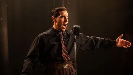 "Monsieur Aznavour" : sur les épaules de Tahar Rahim, l'épopée d'un chanteur obstiné arrivé en haut de l'affiche envers et contre tout