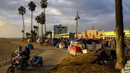 L'histoire de deux villes de Venice Beach, où richesse et adversité se heurtent