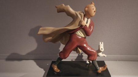 De rares bandes dessinées Tintin signées par Hergé seront vendues aux enchères à Paris