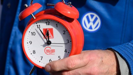 :
    le dernier publié



  

    
      
    
    
    Automobile : après Volkswagen, faut-il craindre des fermetures d'usines en France ?

          On assiste à un plan social historique chez Volkswagen en Allemagne : le constructeur prévoit au moins trois fermetures d’usines, avec à la clé des dizaines de milliers de suppressions d’emploi. Et en France comme en Italie, Stellantis tourne déjà au ralenti.
    
    
          Diffusé le 29/10