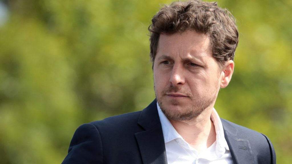 Affaire Julien Bayou : l'enquête interne ne permet "pas de déterminer si des faits contraires aux règles de droit ou aux textes internes ont été commis"