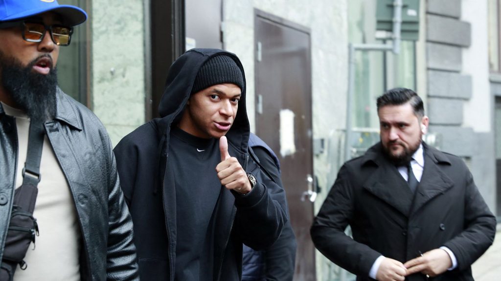 :
    le dernier publié



  

    
      
    
    
    Kylian Mbappé cité dans une affaire de viol, vaccinations contre le Covid, et grève chez un géant du jeu vidéo : ça dit quoi ce 15 octobre ?

          Ce mardi 15 octobre, le clan Mbappé dénonce des rumeurs le liant à une affaire de viol en Suède, une nouvelle campagne de vaccination contre le Covid et la grippe débute en France, et des salariés d'Ubisoft sont en grève pour trois jours.
    
    
          Diffusé le 15/10