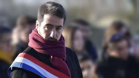 :
    Édito



  

    
      
    
      

  

  
    Affaire Andy Kerbrat : un député arrêté en train d’acheter de la drogue doit-il démissionner de l’Assemblée ?

          Arrêté à Paris en flagrant délit d'achat de drogue, le député insoumis de Loire-Atlantique reconnaît une "addiction" et promet de "suivre un protocole de soins", mais n'entend pas pour autant démissionner.