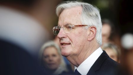 Aide médicale d'État : la position du Premier ministre reste floue

          Dans une interview au "Journal du Dimanche", Michel Barnier indique vouloir "maîtriser les dépenses de l'AME", sans que son but ne soit "détourné". Sur ce sujet épineux pour son gouvernement, le Premier ministre semble se livrer à une nouvelle version du "en même temps".