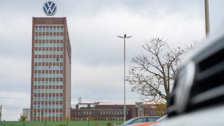 :
    Reportage




  

    
      
    
  
  "C'est triste, les gens ont peur" : en Allemagne, l'inquiétude des employés de Volkswagen après l'annonce de milliers de suppressions d'emplois