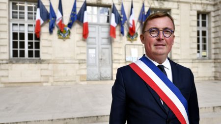 Budget 2025 : "Face au mépris de l'État", le maire de Verdun appelle les élus locaux à démissionner

          Samuel Hazard le maire de Verdun, dans le département de la Meuse, appelle les élus locaux à la démission générale pour contester les coupes budgétaires imposées aux collectivités. Il dénonce "la malhonnêteté et le mensonge" de l'État.