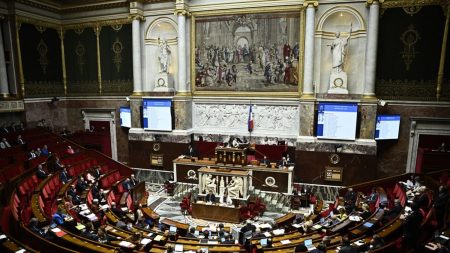 :
    Édito



  

    
      
    
      

  

  
    Budget 2025 :  chaque camp souhaite faire porter à l'autre la responsabilité du recours au 49.3

          La fin de la discussion budgétaire sur la partie recettes a été reportée de vendredi à samedi soir. Si le recours au 49.3 semble inéluctable, chaque camp fait mine de paraître responsable pour ne pas être accusé d'être le principal responsable de son utilisation.