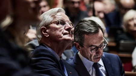 Budget 2025 : pour se dégager du débat embourbé à l'Assemblée, le gouvernement pourrait bien s'appuyer sur le Sénat

          Amendements rendant un accord impossible, mesures d'économies additionnelles critiquées par son propre camp, le gouvernement a subi une série de revers lors de l'examen de son projet de loi de finances 2025 à l'Assemblée. 
Mais grâce au Sénat, Michel Barnier pourrait trouver sa planche de salut.