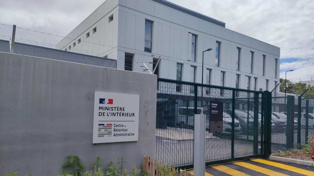 Vrai ou faux



  

    
      
    
      

  

  
    Immigration : les étrangers retenus dans les centres de rétention administrative sont-ils dangereux ?

          Après le meurtre de Philippine, le ministre de l'Intérieur Bruno Retailleau veut allonger la durée de rétention des étrangers sans-papiers dans les centres de rétention administrative car, selon lui, ces personnes "présentent un certain nombre de dangers".