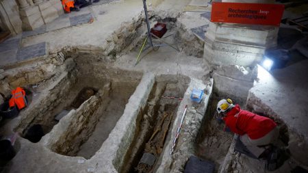 Des fouilles archéologiques à Notre-Dame pourraient enfin percer le mystère vieux de plusieurs siècles de l'enterrement du poète