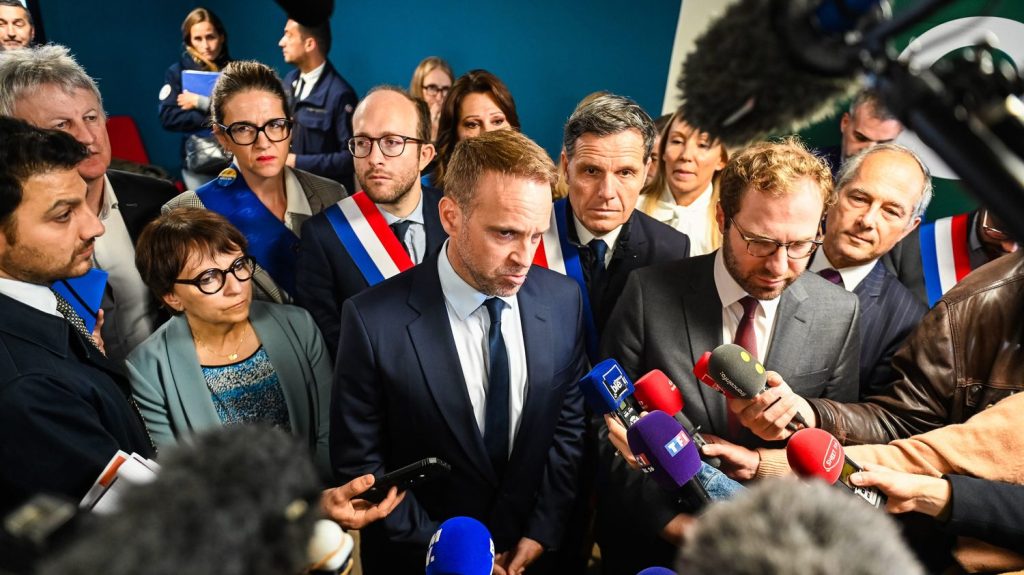 :
    Édito



  

    
      
    
      

  

  
    Vente potentielle de Doliprane : les limites de la parole publique

          Le géant pharmaceutique Sanofi négocie avec un fonds d'investissement américain la cession potentielle de 50% de sa filiale qui abrite une centaine de marques de produits sans ordonnance, dont le Doliprane. Ce dossier concentre toutes les postures des gouvernants, en France, depuis des décennies.