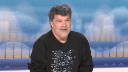 "Édouard Philippe redoutait la trahison" : comment l’ancien Premier ministre a participé à l’adaptation de son livre en série

          Le thriller politique "Dans l’ombre" décrit le bouillonnement d’une campagne présidentielle. Créée par Pierre Schoeller, réalisateur du film "L’Exercice de l’État" avec Michel Blanc, la fiction en six épisodes est déjà en ligne sur France.tv et sera diffusée à partir de mercredi à 21 heures sur France 2.