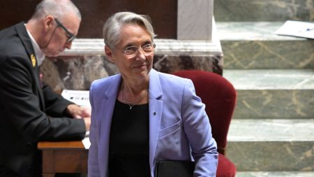Elisabeth Borne retire sa candidature à la tête du parti Renaissance pour former une "union" avec Gabriel Attal