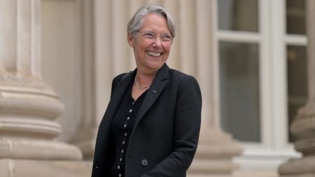 "Je n'ai pas forcément compris la décision" d'Emmanuel Macron : Elisabeth Borne revient sur son départ de Matignon