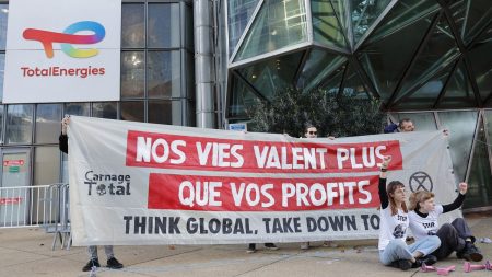 La Défense : deux personnes interpellées après une action d'Extinction Rébellion sur le siège de TotalEnergies