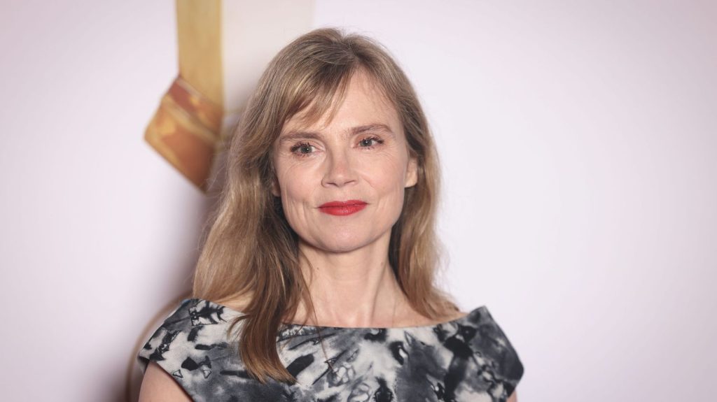 le dernier publié



  

    
      
    
    
    Le film "Prodigieuses" représente un appel à "trouver des solutions, même lorsqu'on pense que c'est cuit", estime Isabelle Carré

          Tous les jours, une personnalité s'invite dans le monde d'Élodie Suigo. Mardi 8 octobre 2024 : La comédienne et écrivaine Isabelle carré. Elle est sur la scène du Théâtre de la Porte Saint-Martin dans la pièce "La serva amorosa" et sera le 20 novembre prochain à l’affiche du film "Prodigieuses" de Frédéric et Valentin Potier.
    
    
          Diffusé le 08/10