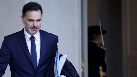 La hausse des impôts concernera seulement les "0,3% des ménages" les plus fortunés en France, selon le ministre du Budget