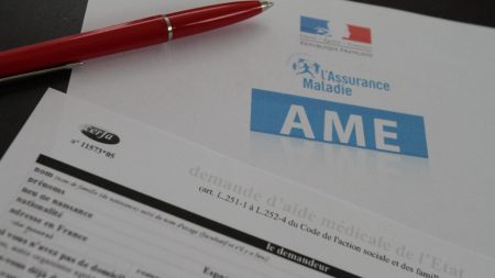 Immigration : la question de l'Aide médicale d'État fracture le gouvernement

          Au sein du gouvernement, le ministre de l'Intérieur Bruno Retailleau veut réduire l'AME, alors que Geneviève Darrieussecq à la Santé ne souhaite pas "y toucher". Quant au Premier ministre, Michel Barnier, il ne s'est pas exprimé clairement sur le sujet.