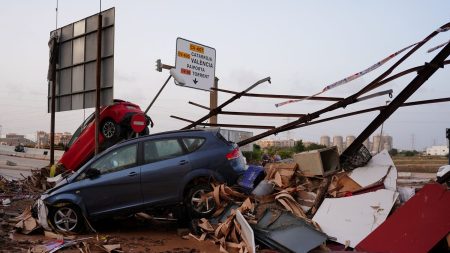 :
    Édito



  

    
      
    
      

  

  
    Intempéries et crise climatique : l'émotion et la compassion des politiques ne peuvent pas suffire

          Les inondations catastrophiques en Espagne ont coûté la vie à plusieurs dizaines de personnes en à peine quelques heures. Elles remettent une fois de plus les responsables politiques face à la crise climatique.