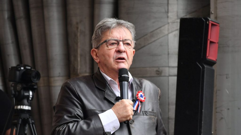 Un an après les prises de position de LFI sur les attaques du 7-octobre, la gauche continue de composer avec Jean-Luc Mélenchon

          L'union de la gauche a frôlé l'explosion en raison des positions de La France insoumise au lendemain des attaques du Hamas en Israël, le 7 octobre 2023. Une stratégie de clivage du leader insoumis qui, un an après, ne l'a pourtant pas mis hors course.