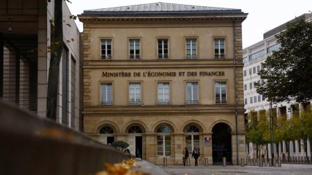 La France se prépare à un jugement économique dans un contexte de troubles politiques et d’une dette record