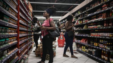 La Martinique prolonge le couvre-feu nocturne dans un contexte de violence urbaine et de barrages routiers croissants