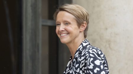 Laurence Garnier : « On a trop souvent privilégié la popularité au bon fonctionnement du pays » Economies budgétaires : "On a trop souvent cherché la popularité plutôt que le bon fonctionnement du pays", estime Laurence Garnier, secrétaire d’Etat à la Consommation