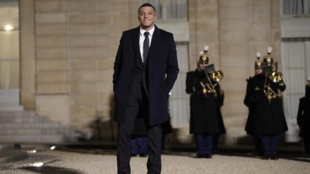Le PSG et l'ancien attaquant vedette Mbappé entament une bataille pour les salaires impayés