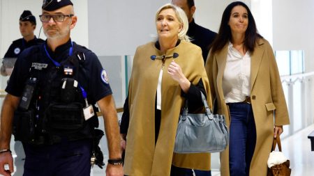 Le Pen nie tout acte répréhensible dans le procès des faux emplois européens