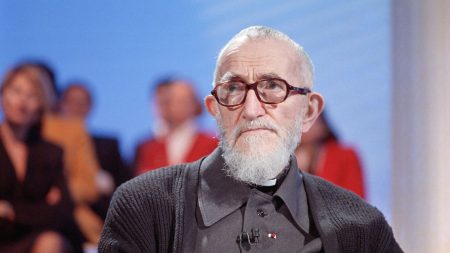 "Dans la famille, on savait que l'Abbé Pierre avait des problèmes avec sa sexualité", témoigne pour la première fois son neveu