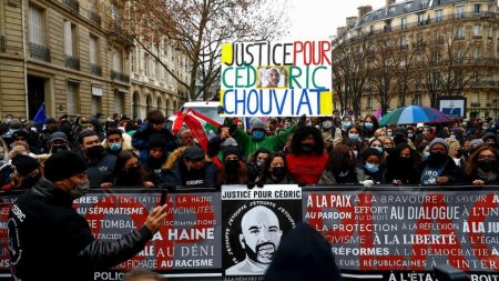 Le procureur demande le procès de la police française pour la mort d'un livreur en étranglement