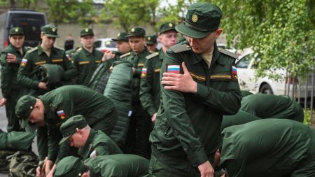 Les Russes qui refusent de combattre en Ukraine voient l’espoir d’un refuge en France
