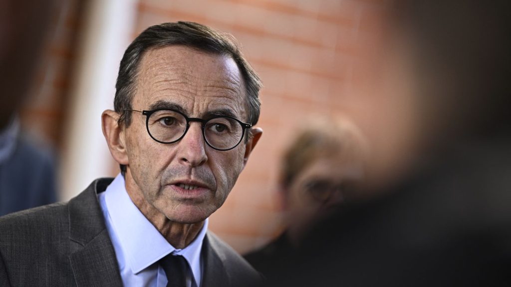 "Provocation", "vraie connerie" : l'ancienne majorité présidentielle divisée sur une possible nouvelle loi immigration