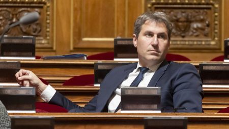 Le sénateur Mathieu Darnaud succède à Bruno Retailleau à la tête du groupe LR à la chambre haute