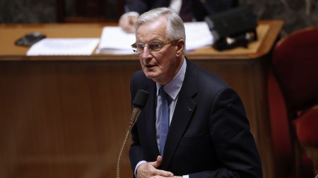 À l'Assemblée nationale, Michel Barnier cherche à cajoler les parlementaires pour durer