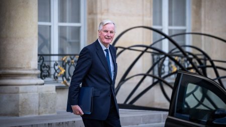 Michel Barnier a été opéré d'une "lésion cervicale" durant le week-end et a repris "normalement son travail" lundi, annonce Matignon