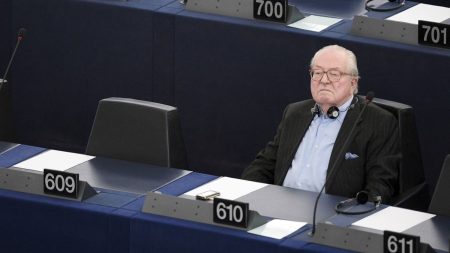 Parlement européen réclame 300 000€ à Le Pen pour frais de mandat indus Le Parlement européen réclame 300 000 euros à Jean-Marie Le Pen pour des frais de mandat indus